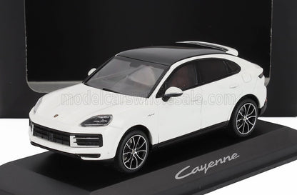 Modellino Porsche Cayenne bianco e nero esposto sullo stand, disponibile sulla piattaforma Vroomi.