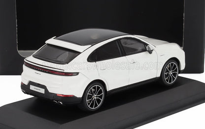 Modellino ibrido Porsche Cayenne bianco su espositore nero, in vendita su Vroomi.