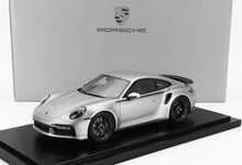 PORSCHE - 911 992 TURBO COUPÉ 2024 - 50-JARIG JUBILEUM 911 TURBO - MET VITRINE - ZILVER