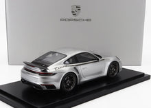 PORSCHE - 911 992 TURBO COUPÉ 2024 - 50-JARIG JUBILEUM 911 TURBO - MET VITRINE - ZILVER