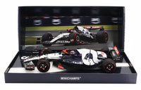 AlphaTauri Formule 1-schaalmodel van Minichamps, in Vroomi-verzameldoos met race-achtergrond