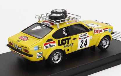 Modello di auto da rally vintage gialla con il numero 24, portapacchi con ruote di scorta, adesivi Castrol e Marlboro, disponibile su Vroomi.