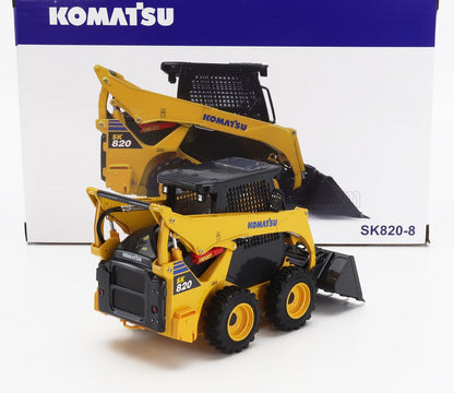 Modellino in scala della minipala Komatsu SK 820 gialla e nera con pneumatici e benna dettagliati, disponibile su Vroomi.