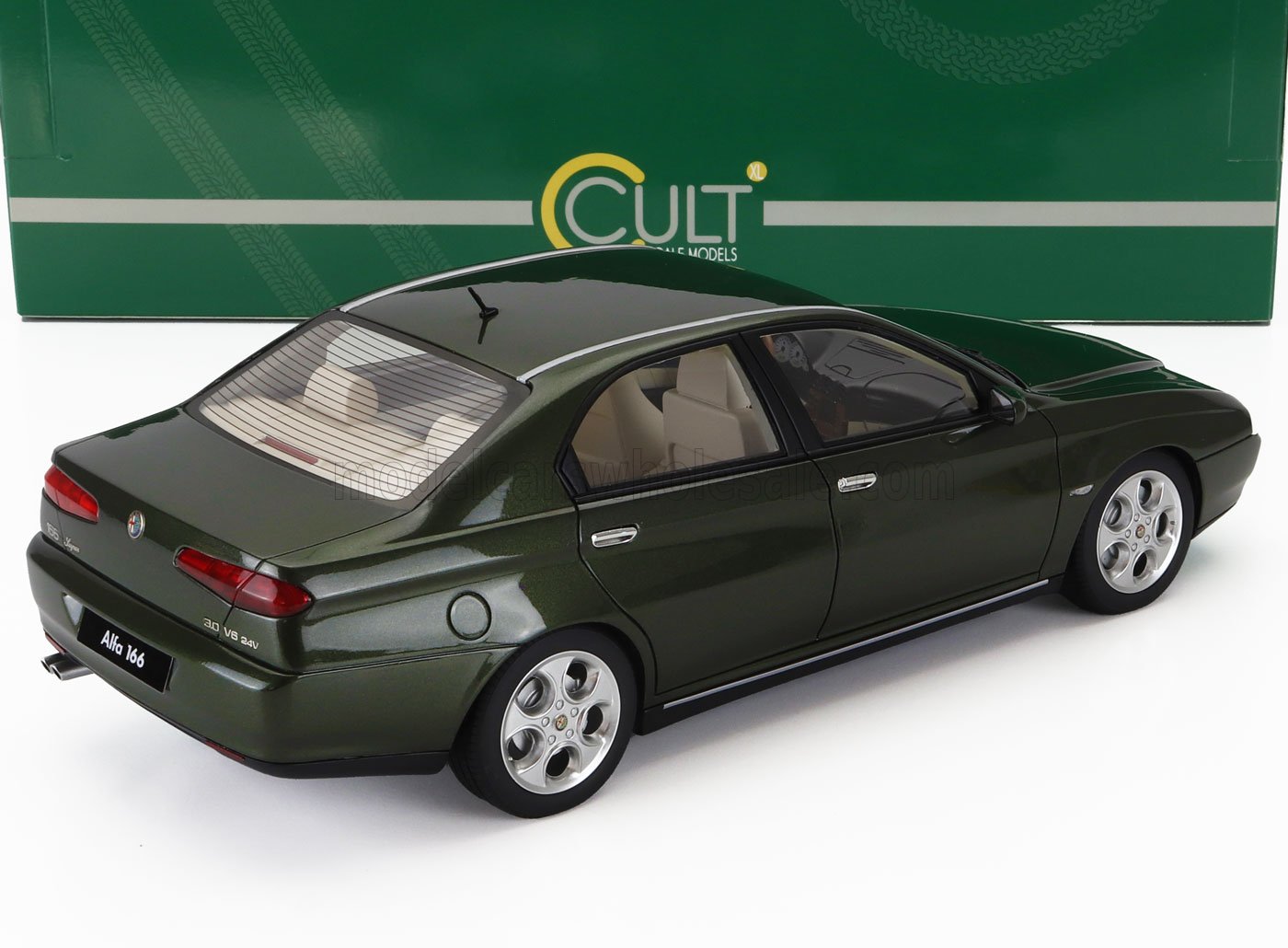 Modelo de carro Alfa 166 verde à escala 1:18 com jantes prateadas, disponível para colecionadores na Vroomi.