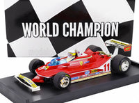 Modellino in scala Ferrari F1 rosso con #11, loghi Michelin e Agip, esposto su base nera con sfondo 'CAMPIONE DEL MONDO' da Vroomi