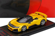 FERRARI - F80 2024 - CERCHI ARGENTO - GIALLO TRISTRATO - GIALLO METALLIZZATO SU FONDO NERO Vroomi Scale - modellini