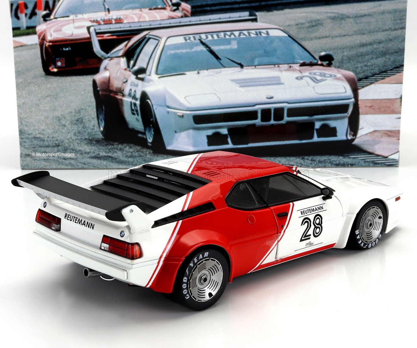 Modellino di auto da corsa BMW M1 rossa e bianca con il numero 28 e l'adesivo Reutemann, disponibile su Vroomi.