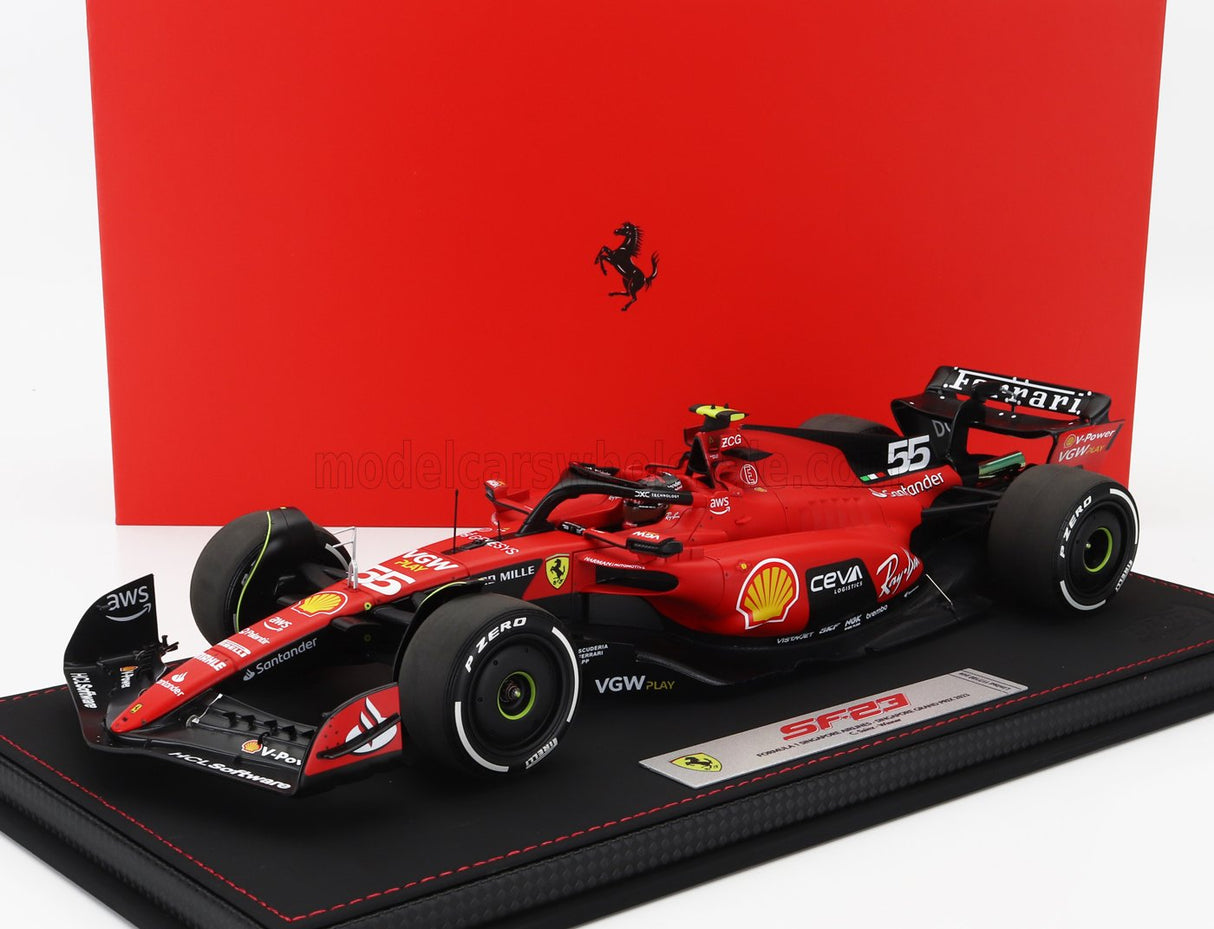 FERRARI | F1 SF-23 TEAM SCUDERIA FERRARI N 55 VINCITORE GP DI SINGAPORE 2023 CARLOS SAINZ - CON VETRINA - CON VETRINA