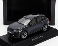Modellino in scala Audi Q6 e-tron di Vroomi, finitura grigia su base espositiva