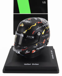 Casco modellino in scala 1:5 Valtteri Bottas, GP d'Australia 2024, su supporto da Vroomi.