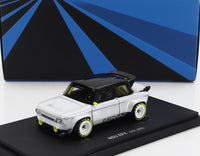 Voiture miniature NSU Prinz EP4 blanche avec touches jaunes, présentée sur socle noir chez Vroomi.
