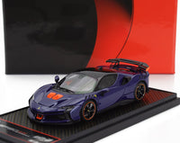 Modellino in scala Ferrari SF90 XX blu con dettagli arancioni, su base in fibra di carbonio da Vroomi.