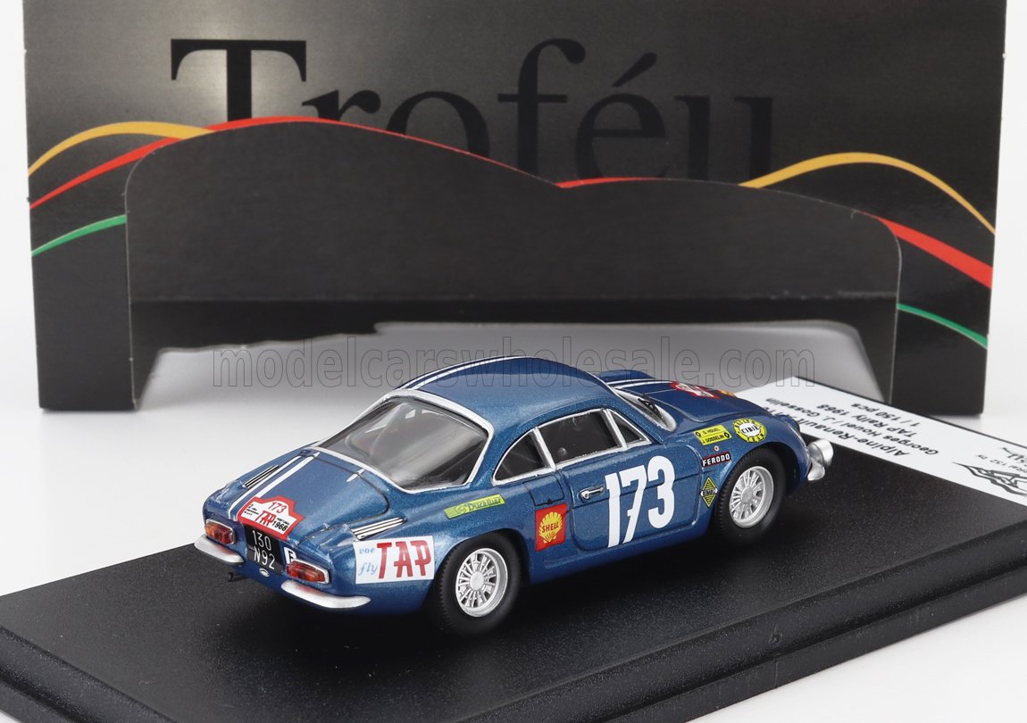 Voiture miniature 1:43 bleue, numéro de course 173, présentée sur socle noir avec boîte Troféu — Vroomi