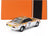 Voiture miniature blanche et dorée aux couleurs Shell et Gold Gard, présentée chez Vroomi