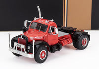 Camión tractor Mack a escala en rojo y negro de Vroomi, con acabados cromados detallados y diseño clásico