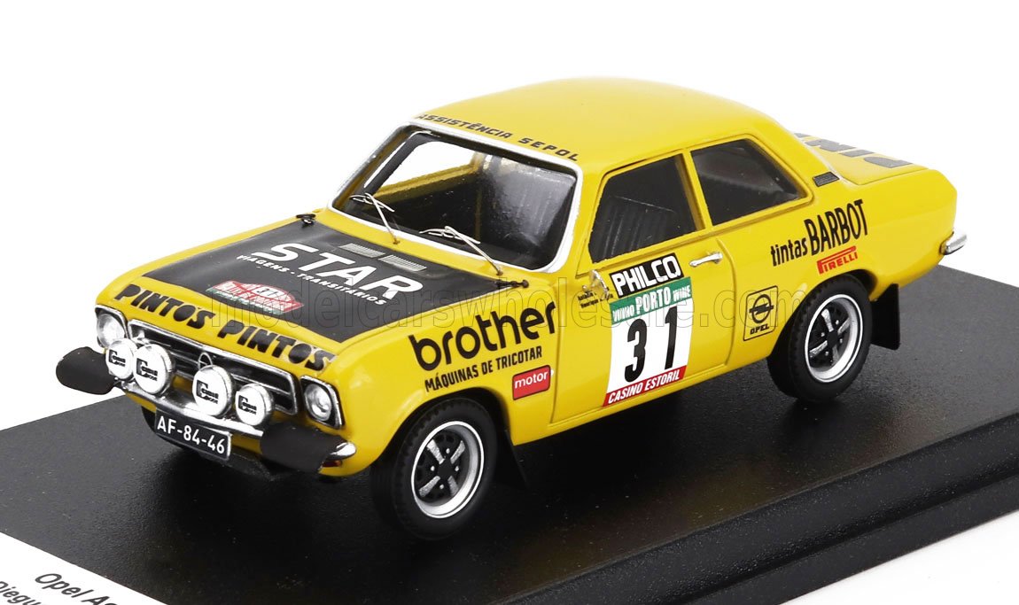 Voiture miniature Opel Ascona 400 rally jaune avec décalcomanies de course, présentée sur socle noir — Vroomi