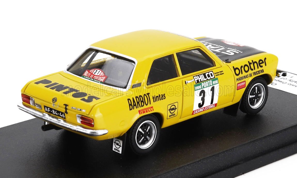 Voiture miniature jaune à l'échelle 1:43 avec décalcomanies de course, présentée sur socle noir — Vroomi