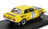 Voiture miniature jaune à l'échelle 1:43 avec décalcomanies de course, présentée sur socle noir — Vroomi