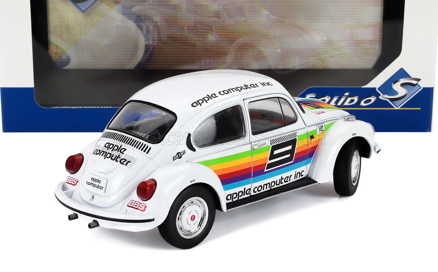 Modellino di Volkswagen Beetle bianca con adesivi Apple Computer Inc, strisce arcobaleno, numero 9 nero, venduto su Vroomi.