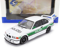 Wit BMW Polizei schaalmodel met groene strepen, tentoongesteld in Vroomi-verpakking voor verzamelaars.