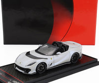 Modellino in scala Ferrari 812 Competizione A Spider bianco in teca, con dettagli in fibra di carbonio e cerchi neri, di Vroomi.