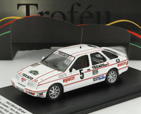 Modellino in scala Ford Sierra XR4x4 bianco con livrea Texaco, esposto su base nera — Vroomi