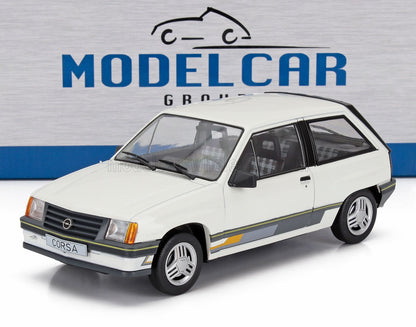 modellino Opel Corsa bianco in metallo modellino interni dettagliati e strisce da corsa, disponibile su Vroomi.
