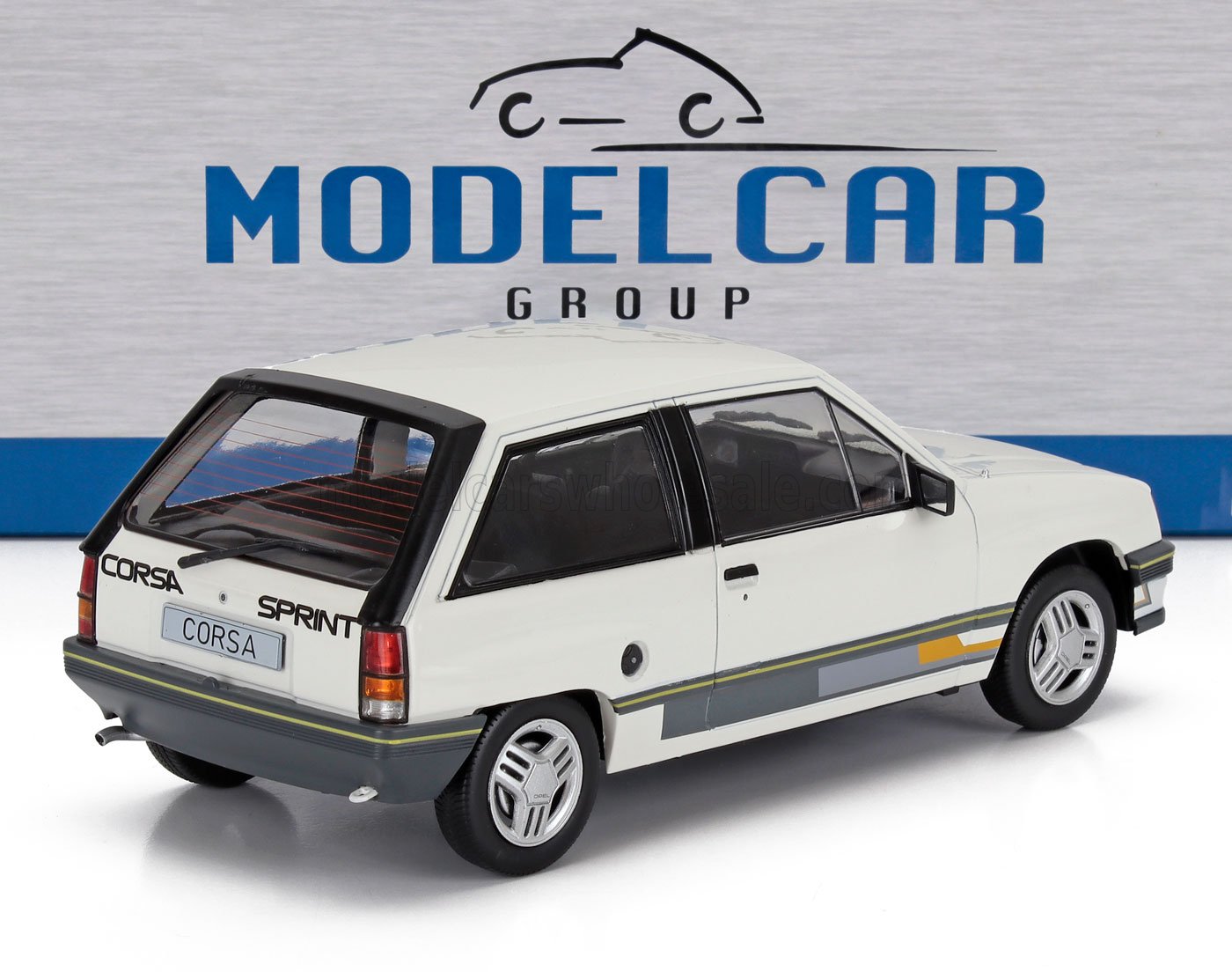modellino Opel Corsa Sprint 1/18 bianco modellino strisce grigie e gialle, disponibile da Vroomi