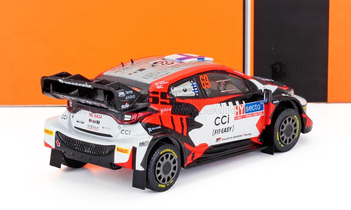 Voiture miniature Toyota Gazoo Racing WRC avec livrée détaillée, présentée chez Vroomi pour les collectionneurs
