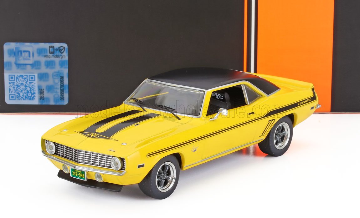 Modellino di auto Yenko Camaro S/C del 1969 giallo con strisce nere, esposto al chiuso, disponibile su Vroomi.