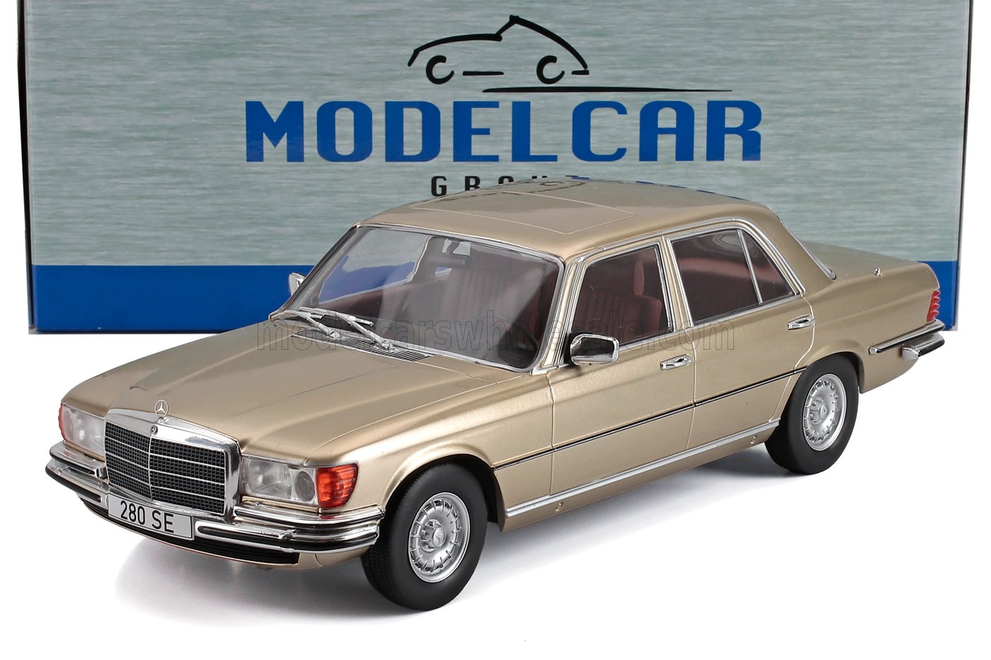 modellino Mercedes-Benz 280 SE 1/18 color oro modellino dettagli cromati e interni rossi, disponibile su Vroomi.