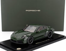 PORSCHE - 911 992-2 CARRERA GTS COUPÉ CUARENTA EDITION 2024 - MET VITRINE - GROEN
