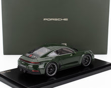 PORSCHE - 911 992-2 CARRERA GTS COUPÉ CUARENTA EDITION 2024 - MET VITRINE - GROEN