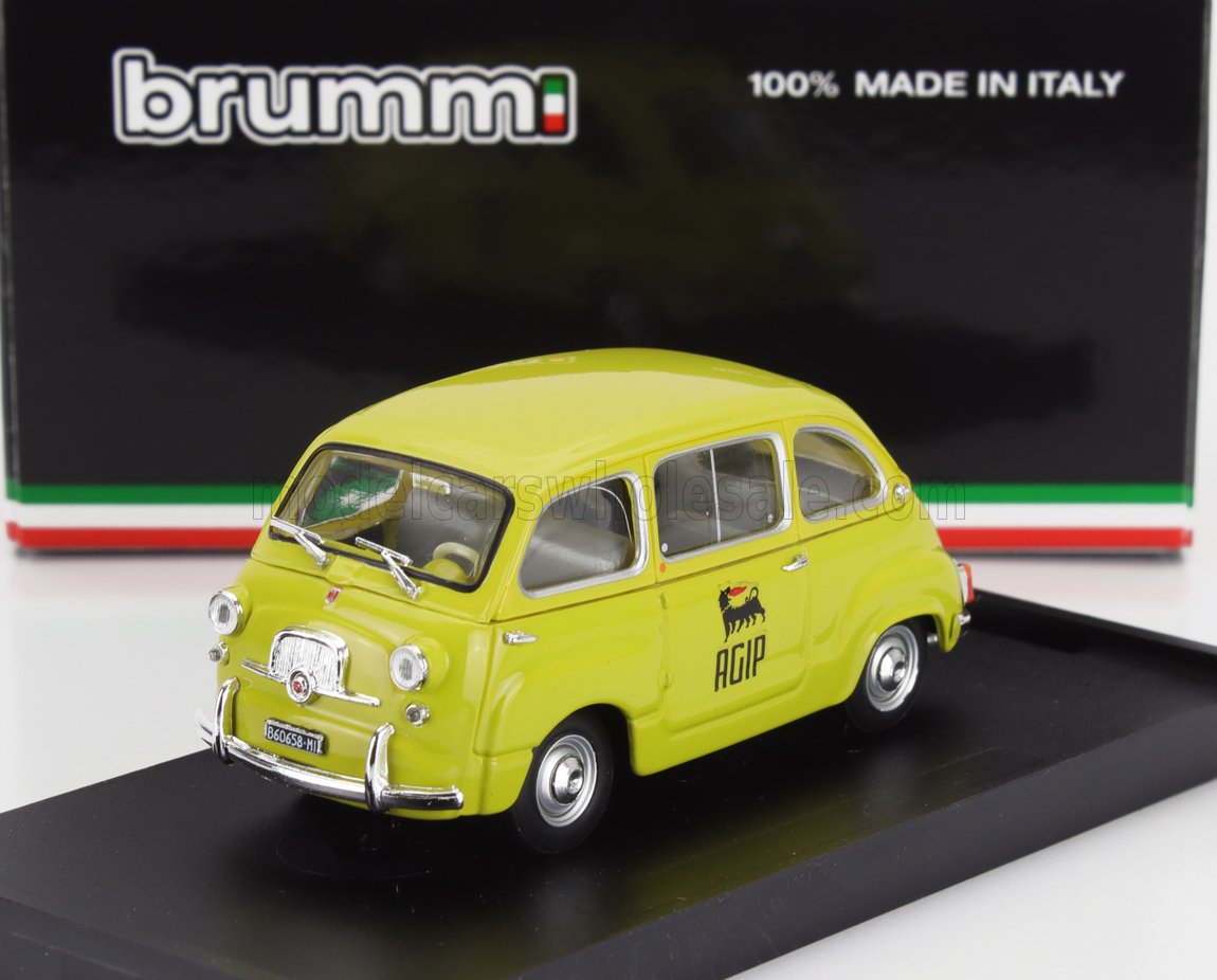 Voiture miniature Fiat 600D Multipla jaune avec logo AGIP, posée sur socle noir — Vroomi.