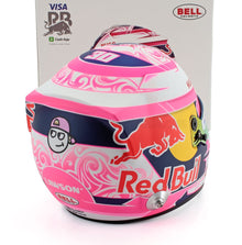 Rosa-weißer Red Bull  helmet Lawson-Logo, bei Vroomi als Sammlermodell im Maßstab eines Autos ausgestellt