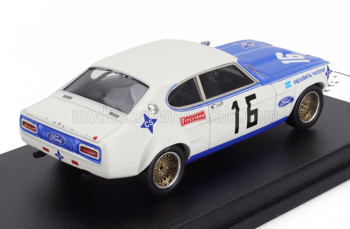 Voiture miniature Ford blanche et bleue avec #16 et décalcomanies Firestone, présentée sur socle noir — Vroomi