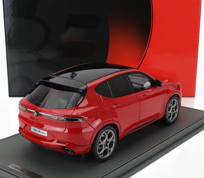 Maquete de carro Alfa Romeo vermelha com teto preto em suporte de exposição, disponível para encomenda online