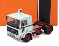 Wit Volvo F10 schaalmodel met rood chassis, tentoongesteld bij Vroomi voor verzamelaars.