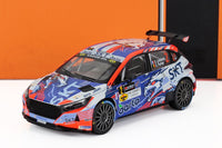 Voiture miniature de rallye avec livrée SKT, présentée chez Vroomi pour les collectionneurs