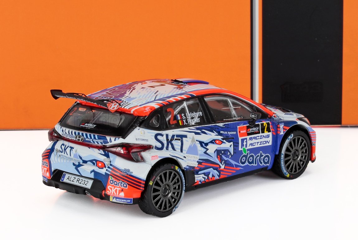 Voiture miniature Hyundai i20 WRC avec livrée SKT, présentée chez Vroomi pour les collectionneurs