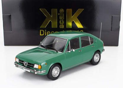Modellino Alfa Romeo verde di KK Scale Diecast esposto con scatola nera e dorata, disponibile su Vroomi.