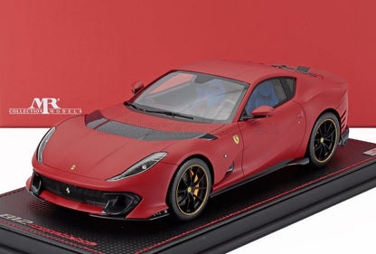 Maquete de carro Ferrari 812 vermelho em suporte de exposição, réplica de coleção disponível online na Vroomi