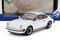 Modellino in scala della Porsche 911 bianca con ruote nere, esposto davanti alla propria confezione — Vroomi.