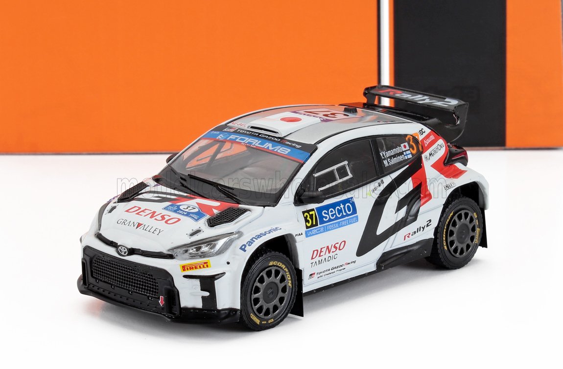 Voiture miniature Toyota GR Yaris Rally1 avec livrée DENSO, présentée chez Vroomi pour les collectionneurs.