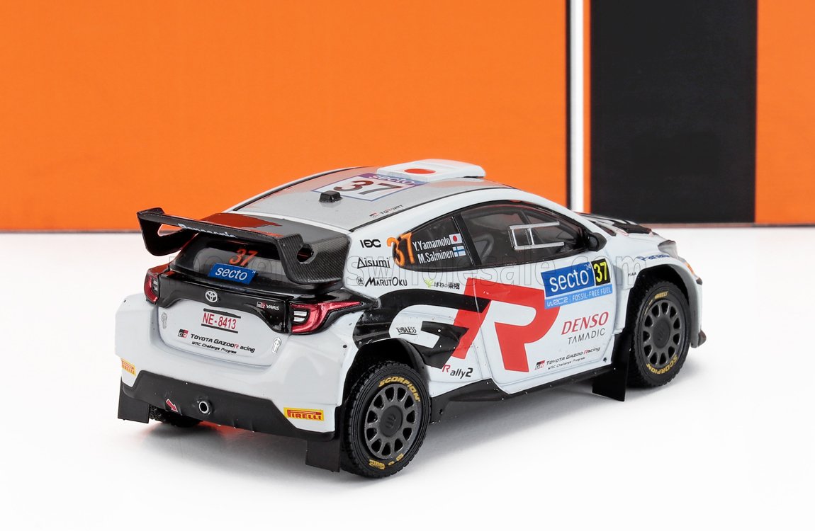 Voiture miniature Toyota GR Yaris Rally1 N 37 avec livrée détaillée, décalcomanies et pneus Pirelli — Vroomi.