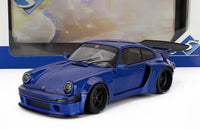 Modellino in scala della Porsche 911 widebody blu con cerchi neri, esposto da Vroomi per collezionisti
