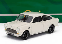 Coche a escala 1:18 crema con llantas negras, expuesto sobre fondo verde — Vroomi.