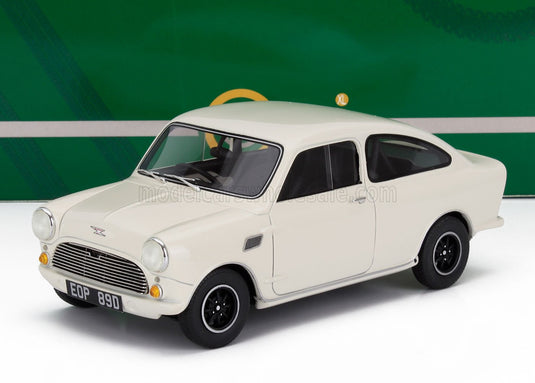 Maqueta de coche a escala 1/18 de color crema con ruedas negras, expuesta sobre un fondo verde — Vroomi