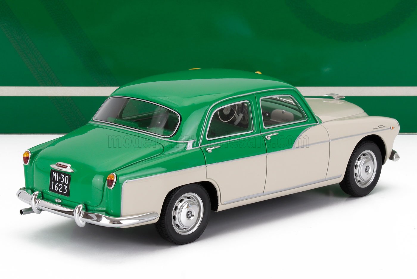 Modelo em escala de um carro clássico nas cores verde e creme, réplica colecionável em metal fundido já disponível online