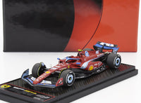 Modellino in scala Ferrari SF-24 rosso su base espositiva, replica F1 dettagliata dalla collezione Vroomi
